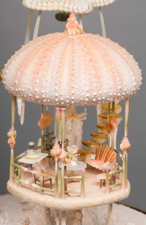 Peach Living Rooms, Miniature Mermaid, Art Coquillage, Mermaid Crafts, Faeries Gardens, Diy Fairy, Seashell Art, Miniature Houses, Miniature Fairy