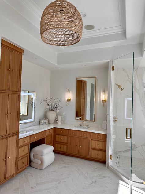 Bathroom Oak Cabinets, Bathroom With Oak Cabinets, Honey Oak Bathroom, Oak Bathroom Cabinets, Coral Bathroom, Bathroom Accessories Decor, Rental Friendly, Master Bath Design, Honey Oak Cabinets