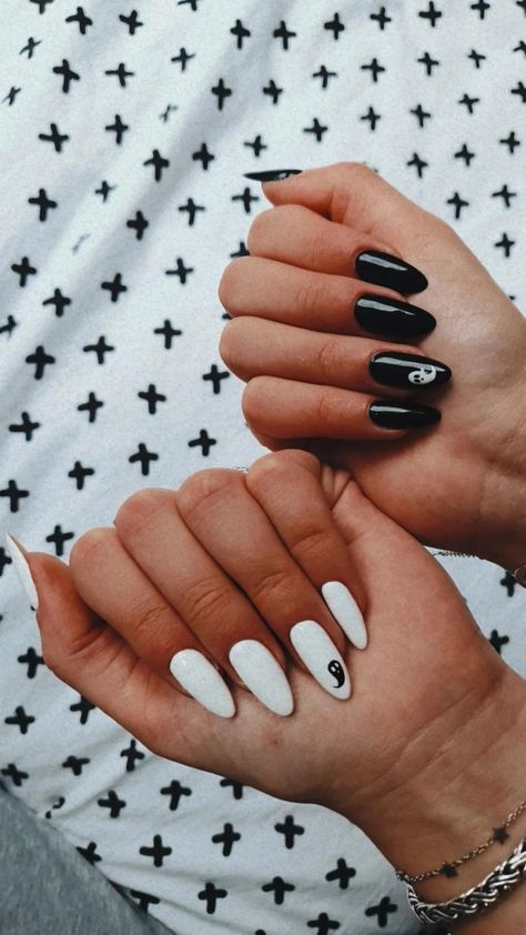 Spooky season Gelpolish Naturalnails Black and white Natural Spooky Nails, Spooky Season Nails, Nails Spooky, Black And White Nails, Season Nails, Spooky Nails, Spooky Black, Cute Halloween Nails, October Nails