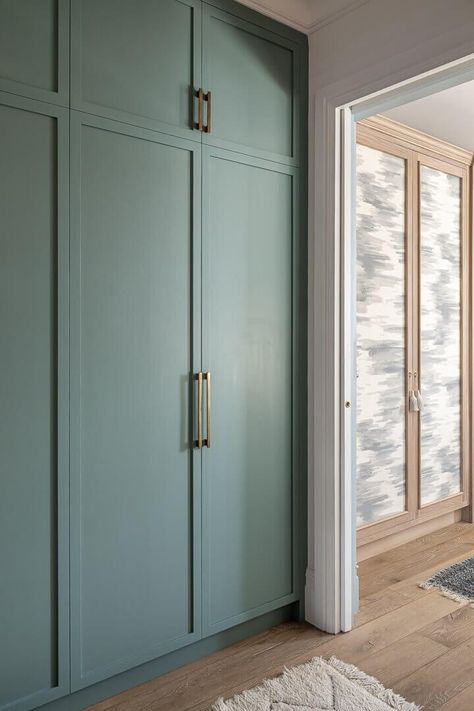 A Blend Of British and Californian Style In A London Townhouse 11 Green Kitchen Inspiration, Townhouse Renovation, Red Backsplash, Glass Pantry, Blue And White Wallpaper, Blue Vanity, Hotel Sheets, London Townhouse, Aesthetic Boho