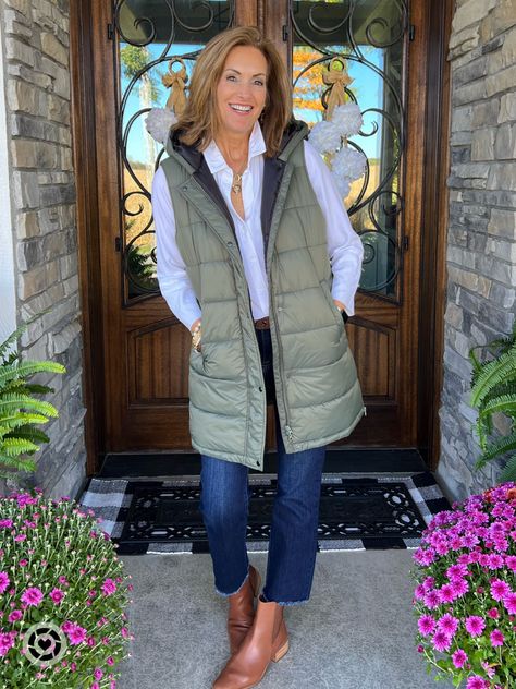 Outfits With Long Vests For Women, Long Puffer Vest Outfits For Women, Gillet Outfits, Gilet Outfits, Outfits Chalecos, Sleeveless Puffer Jacket Outfit, Long Puffer Vest Outfit, Puffer Vest Style, Quilted Vest Outfit