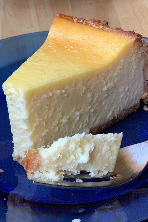 This New York cheesecake is an easy cheesecake recipe! Bake the best cheesecake using cream cheese and heavy whipping cream. You will love baking this classic New York cheesecake for dessert! Thick Cheesecake, Original Cheesecake Recipe, Dessert Thermomix, Cheesecake Recipes Classic, New York Style Cheesecake, The Cheesecake Factory, Vanilla Cheesecake, Classic Cheesecake, Easy Cheesecake Recipes