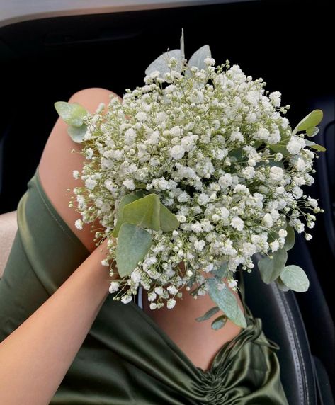 Light Green Wedding Flowers, Prom Bouquet Ideas Green Dress, Prom Bouquet Ideas Green, Prom Bouquet For Green Dress, Wedding Boquet Aesthetic, Green Prom Bouquet, Green Dress Flower Bouquet, Prom Bouquet Green Dress, Bridal Bouquet Baby Breath