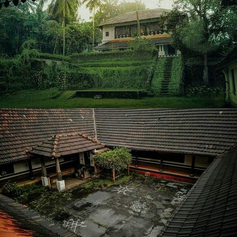 Nallukettu House Kerala, Nalukettu Houses Kerala, Kerala Traditional House, Indian Houses, Kerala Architecture, Mud House, Resort Architecture, Courtyard House Plans, Indian Home Design