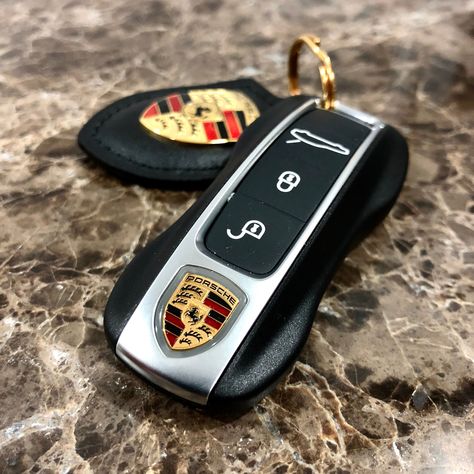 Porsche Key Aesthetic, Porsche Keys, Cayenne Car, Porsche Key, Porsche Accessories, Carros Porsche, Pen Keychain, Mclaren 650s, Car Guide