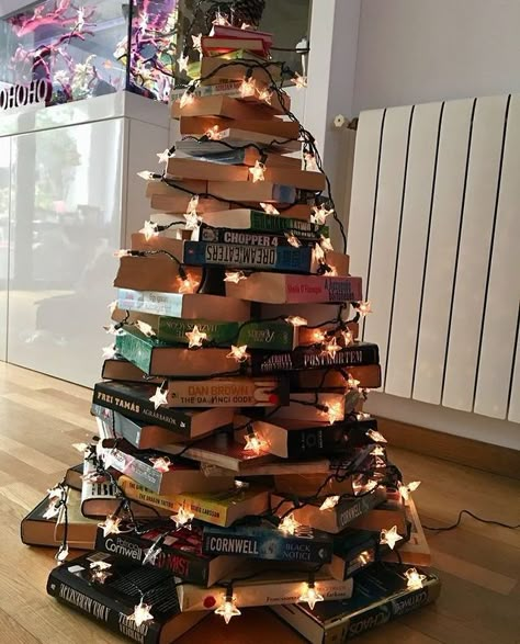 Book Christmas Tree, Book Tree, Small Christmas Trees, Library Decor, Noel Christmas, Christmas Tree Themes, Christmas Books, Christmas Aesthetic, Christmas Tree Toppers