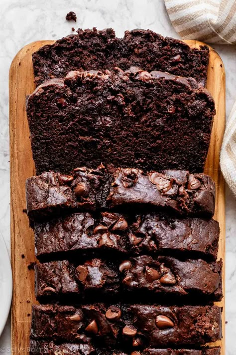 Double Chocolate Banana Bread Double Chocolate Banana Bread Recipe, Banana Bread Moist, Double Chocolate Banana Bread, Banana Bundt Cake, Chocolate Banana Bread Recipe, Peanut Butter Banana Muffins, Chocolate Banana Muffins, Sally's Baking, Breakfast Sweets