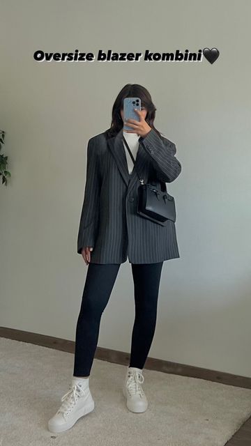 Asena Atalar on Instagram: "Oversize blazer ceket🖤 sevdiniz mii #outfit #outfits #ootd #outfitinspiration #reels #fyp" Oversized Outfit Winter, Blazer Oversize Outfits, Oversized Blazer Outfits, Oversize Blazer Outfit, Oversized Blazer Outfit, September Outfits, Oversize Blazer, Uni Outfits, Oversized Blazer