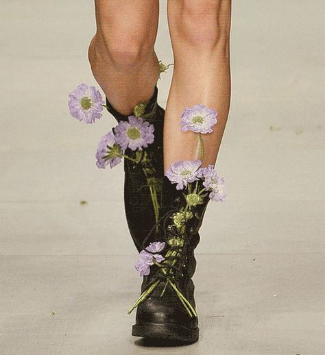 asaasch: Ashish on show at London Fashion Week, september... Flower Inspired Fashion, Flowers In Shoes, Flower Runway, Combat Boots Aesthetic, Chanel Champagne, Boots Flowers, Timothy Green, Hippie Grunge, Flower Boots