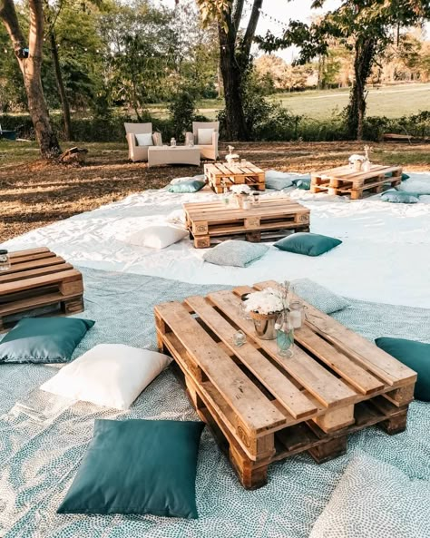 Creating this event was so exciting. Pallet tables, pillows, fresh flowers and many, many lights 🌼✨ Pallet Garden Party, Pallet Dinner Table, Pallet Table Picnic, Pallet Picnic Setup Ideas, Wood Pallet Picnic, Picnic Pallet, Picnic Wedding Reception, Pallet Table Outdoor, Western Theme Party Decorating Ideas