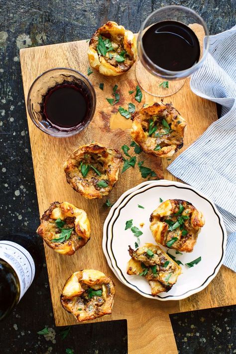 Blue-Cheese, Caramelized Onion and Pear Puffs Vegetarian Wedding Appetizers, Vegetarian Wedding, New Year's Eve Appetizers, Fruity Recipes, Wedding Appetizers, Elegant Appetizers, Bordeaux Wine, Frozen Puff Pastry, Caramelized Onion