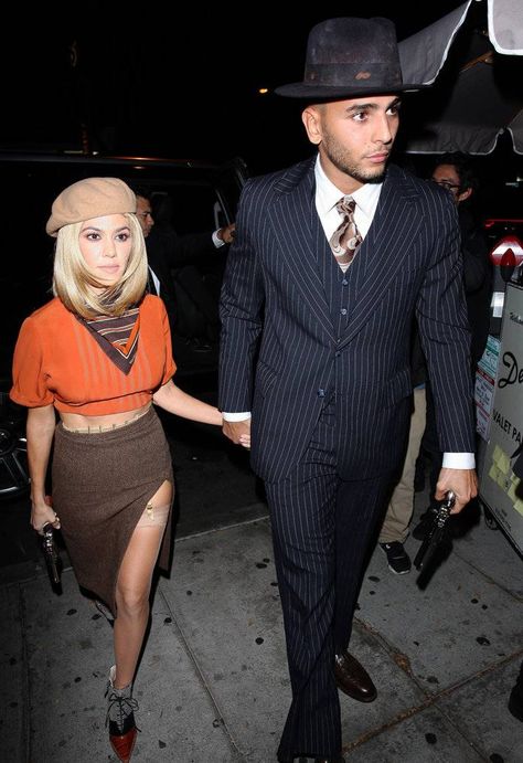 Bonnie And Clyde Costume, Bonnie And Clyde Halloween, Celebrity Couple Costumes, Bonnie And Clyde Halloween Costume, Halloween Costume Couple, Costume Couple, Diy Couples Costumes, Best Celebrity Halloween Costumes, Celebrity Halloween