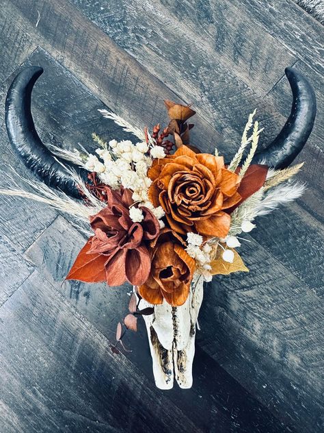 Ox Horn wedding or home decor. Super cute option. Two Sizes available: 9x8 or 19x18. Your choice of flower colors. Please put your flower choices in the notes to seller box. Wood Flowers Wedding, Deer Skull Decor, Animal Skull Decor, Cow Skull Decor, Cow Skull Art, Horns Decor, Western Themed Wedding, Antler Crafts, Country Theme Wedding