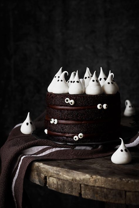 ¡Qué fácil es de hacer esta tarta! Y para los amantes del chocolate será el no va más. Es espectacularmente DELICIOSA. Además es de esas tartas que no resulta nada empalagosa y se monta enseguida, por Halloween Torte, Menu Halloween, Pasteles Halloween, Tårta Design, Postres Halloween, Dessert Halloween, Ghost Cake, Halloween Sweets, Halloween Baking