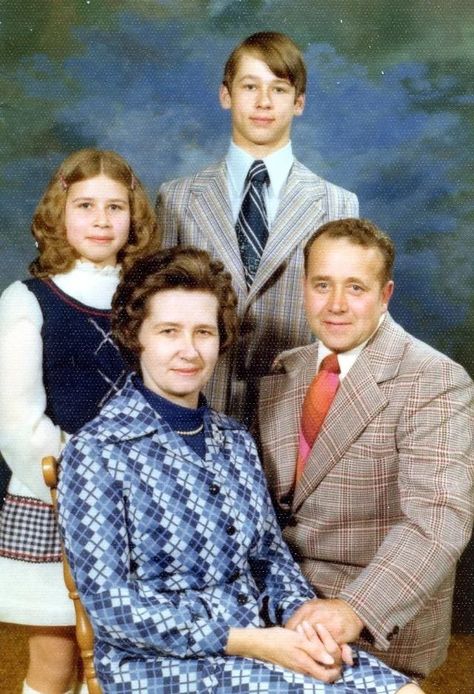 35 Lovely Photos of Family Studio Portraits in the 1970s ~ Vintage Everyday Family Studio Portraits, Family Photo Poses, Vintage Family Photos, Wallpaper Photography, Vintage Family, Family Photo Pose, Bad Photos, Vintage Polaroid, Vintage Everyday