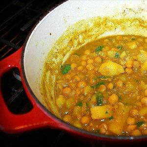 Curry Channa And Potatoes, Channa Recipe, Trinidadian Food, Caribbean Kitchen, Curry With Chickpeas, Guyanese Food, Trinidad Food, Aloo Curry, Trinidadian Recipes