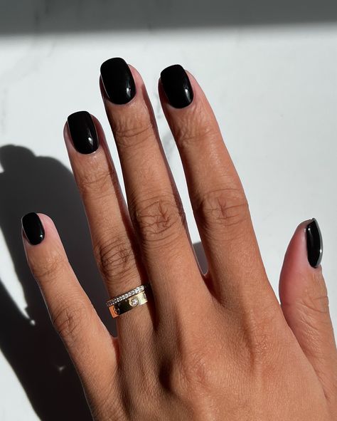 7 Nail Colours for Short Nails That Look So Chic | Who What Wear UK Colours For Short Nails, Fall Nails Gel Short, Short Nails Fall Colors, Neutral Manicure Ideas, Dip Short Nails, Neutral Manicure, Black Cherry Nails, Short Fall Nails, Fun Nail Colors