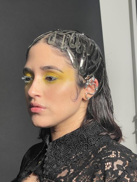 Metaverse Makeup, Versace Photoshoot, Yellow Photoshoot, Futuristic Hairstyles, Yellow Inspiration, Futuristic Makeup, Editorial Hair, Peinados Fáciles Para Cabello Corto, Fashion Photography Inspiration