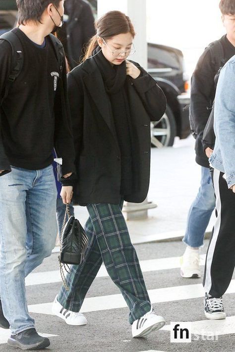 Chic Outfit Ideas From Blackpink Airport Style » Celebrity Fashion, Outfit Trends And Beauty Tips Jennie Airport, Korean Airport Fashion, Airport Fashion Kpop, Blackpink Airport, Korean Outfit Street Styles, Airport Photos, Fashion Idol, Chic Outfit Ideas, Style Steal