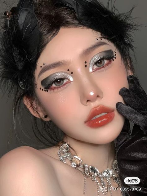 Black And White Douyin Makeup, Silver Black Eye Makeup, Douyin Halloween Makeup, Acubi Makeup, Black Swan Makeup, Unlucky Morpheus, Silver Glitter Makeup, Swan Makeup, 2024 Makeup