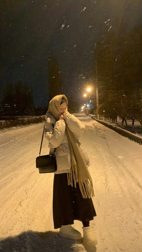 Hijabi In Winter, Modest Hijab Outfits Winter, Hijab Snow Outfit, Leg Warmers Hijabi Outfit, Winter Fits Hijabi, Winter Muslim Outfits, Hijab Winter Outfit, Winter Poses For Instagram, Winter Abaya Outfits