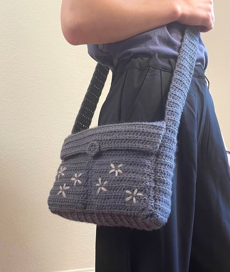 Crochet Messenger Bag Pattern, Messenger Bag Pattern, Crochet Messenger Bag, Crochet Pattern Flower, Messenger Bag Patterns, Loom Crochet, Crochet Backpack Pattern, Cute Sewing Projects, Crochet Backpack