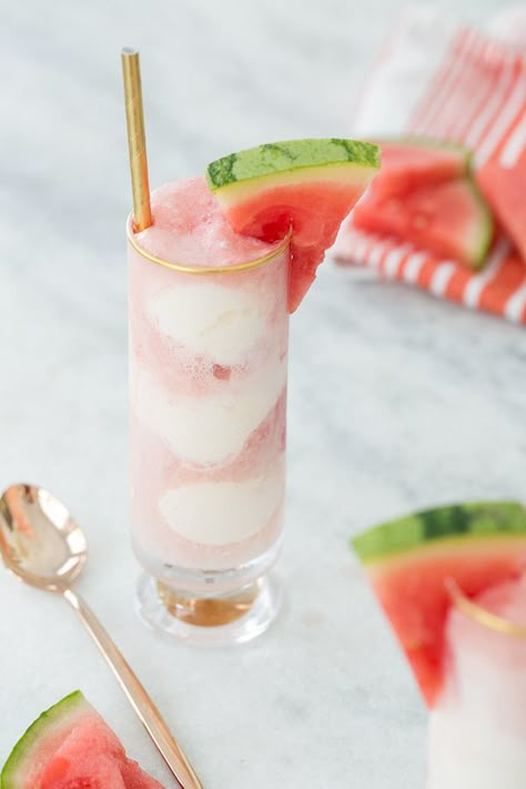 Cold Pressed Watermelon Soda Float / Ice Cream Recipes Watermelon Float, Ice Cream Float Recipes, Vodka Cranberry Cocktail, Watermelon Soda, Watermelon Punch, Float Recipes, Soda Floats, Healthy Soda, Cranberry Cocktail