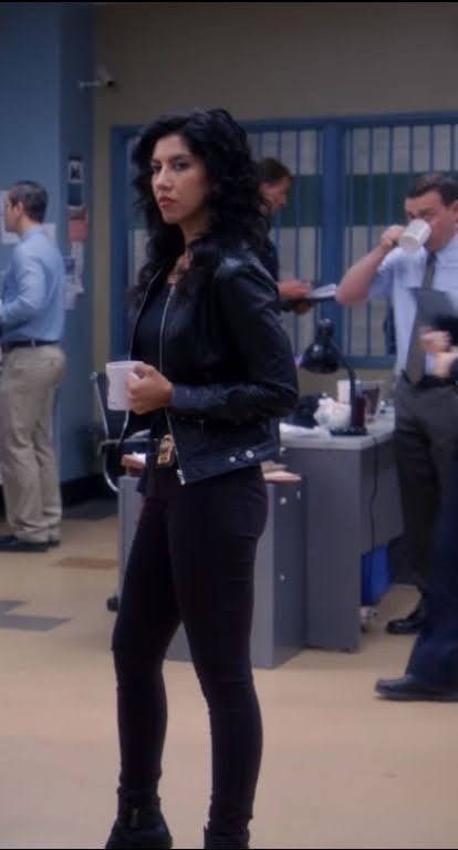 Rosa Brooklyn 99, Brooklyn Nine Nine Rosa, Brooklyn 99 Cast, Detective Outfit, Cop Uniform, Gina Linetti, Rosa Diaz, Female Detective, Stephanie Beatriz