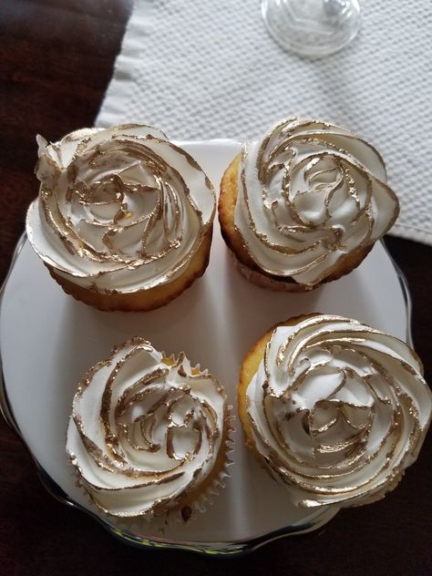 Gold Flake Cupcakes, Golden Birthday Cupcake Ideas, Golden Cupcakes Ideas, Cupcakes With Gold Flakes, White Cupcakes With Gold Flakes, Cupcakes With Gold Leaf, Golden Hour Party, Gold Dusted Cupcakes, Cupcake Gold