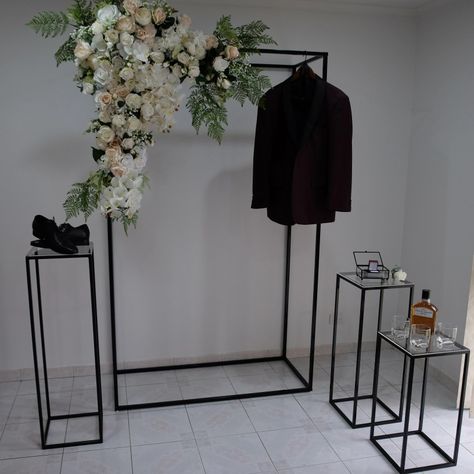 Metal plinth set with 3D wall backdrop. Can be used for floral displays, balloon garlands, shop fronts and more! You xan find us on instagram @simplyeleganteventsaus Groom Decorations Wedding Home Decor, Groom House Decoration Wedding, Groom Room Decoration Ideas, Groom Room Decoration, Grooms Room Decor Wedding Ideas, Bride Room Decoration Ideas, Grooms Room, Wedding Setup, Brides Room