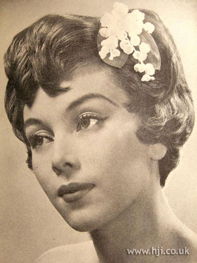 1950 Glamour, Short Vintage Hairstyles, Vintage Pixie Cut, Vintage Short Hair, 1950s Hair, Romantic Kitchen, Retro Updo, Hair Clips 90s, 1950s Hairstyles