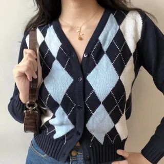 Sinora - Cárdigan corto de rombos con cuello en V Brandy Melville Outfits, Style Anglais, Sweater Streetwear, Argyle Cardigan, Crop Pullover, Fe Clothing, Pullover Mode, Plaid Cardigan, Women Sweaters Winter