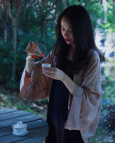 Pouring Tea Aesthetic, Woman Pouring Tea, Pouring Tea, Hotel Photoshoot, Tea Aesthetic, Evening Tea, Drinking Tea, Tea Time, Hotel