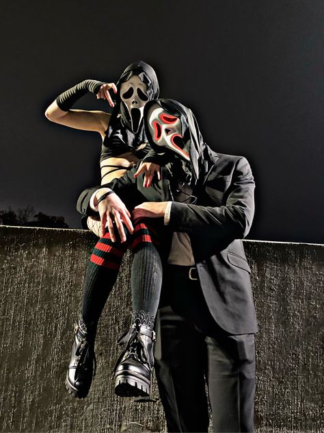 Ghost Face Couple Costume Aesthetic, Ghostface Duo Costume, Female Ghostface Costume Idea, Horror Movie Halloween Costumes Couples, Couples Ghostface Costume, Female Ghostface Cosplay, Ghostface Couple Pics, Ghostface Couple Costume, Ghost Face Couple Costume