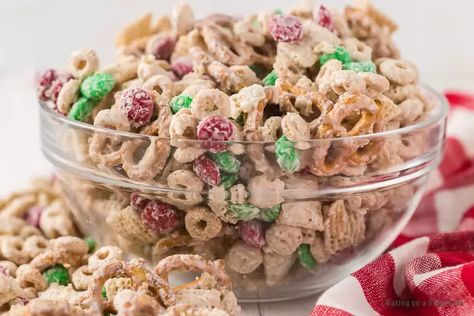 Easy Christmas Chex Mix recipe - Eating on a Dime Christmas Trash Recipe, Reindeer Chow, Chex Mix Christmas, Christmas Crunch, Vegetarian Christmas, Chex Mix Recipes, Christmas Mix, Almond Bark, Puppy Chow