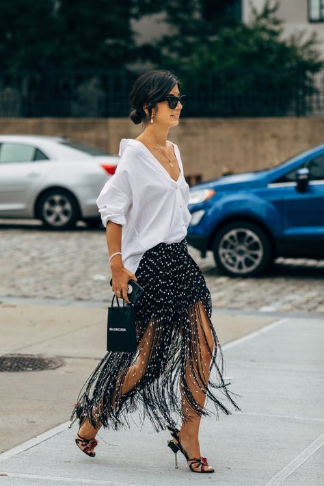 Fringed Skirt Street Style, Ny Fashion Week 2022 Street Style, Classy Edgy Fashion Outfits Summer, Black White Street Style, Chic Street Styles 2023, Skirts Street Style, Crazy Streetwear, Luxe Street Style, Skirt Street Style