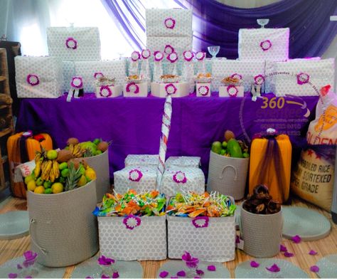 Nigerian's engagement ceremony. Yoruba traditional wedding, eru iyawo. Nigerian Engagement, Basket Wrapping, Engagement Gift Baskets, Wedding Flavors, Traditional Wedding Gifts, Wedding Packaging, Bride Collection, Nigerian Traditional Wedding, Marriage Gift