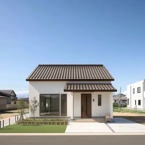 ↑↑↑ Larger size on website 🔸 The image shows a modern, single-story house with a white exterior and a brown tiled roof. The house White And Brown House Exterior Modern, Low Roof House, Small Modern House Exterior Minimalist, Brown House Exterior, Small Modern House Exterior, House Exterior Single Story, Brown Tile, Brown Roof, Small Modern Home