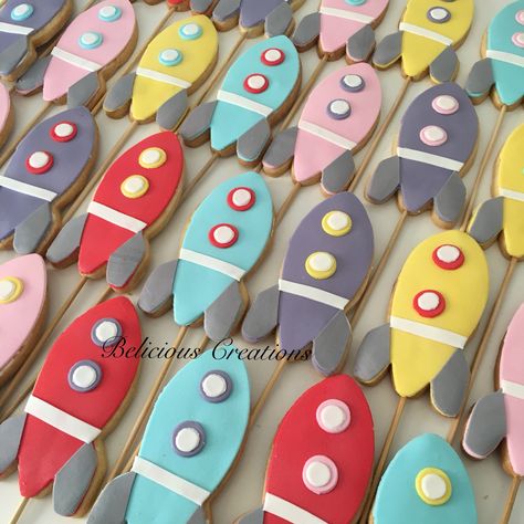 A space themed cake is not complete without rocket cookies on sticks to give away as treats! #rockets #space #cookies #beliciouscreations Rocket Cookies Decorated, Rocket Cookies, Cookies On Sticks, Space Themed Cake, Space Cookies, Cookies Decorated, How To Decorate, Themed Cakes, Cookie Decorating