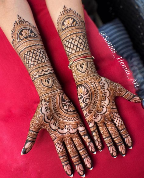 Sharing this beautiful bridal Henna design from last week - done for a gorgeous bride -to-be in Alliston by @sonias_henna_art ———— 2025 calendar is open with limited availability Please contact us via email with your full inquiry! 🤍 #TorontoArtist #henna #bridalhenna #bride #indianwedding #pakistanifashion #pakistanstreetstyle #pakistanibrides #indianbride #torontohennaartist #torontohenna #hennatoronto #hennaartist #mehndi #hennadesign #bridalhennadesigns #canada #destawed #miamihenna ... Back Hand Full Mehndi Designs, Peacock Henna Designs, Simple Bridal Henna, Hands Mehndi Design, Full Hand Henna, Bride Mehandi, Bridal Henna Design, Mehendi Ideas, Wedding Henna Designs