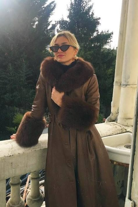 Fluffy Collar Jacket, Saks Potts Coat, Coats Aesthetic, Coat Aesthetic, Style Année 80, Coat With Fur, Fur Collar Coat, Coat Trends, Brown Fits