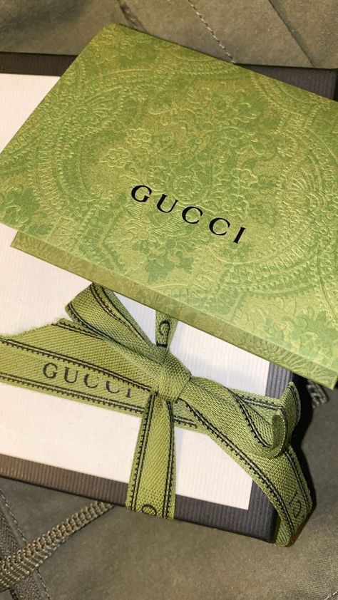 Gucci Gift Boxes, Gucci Asethic, Gucci Box Packaging, Gucci Aesthetic, Gucci Gift, Shopping Pictures, Lifestyle Hacks, Bts Black And White, Pink Wallpaper Girly