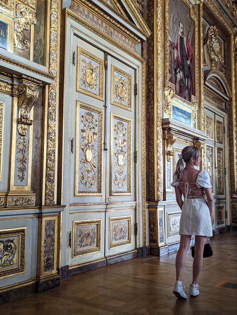 Paris Aesthetic Decor, The Louvre Outfit, Paris Aesthetic Museum, Paris Astetic, Louvre Museum Outfit, Summer Museum Outfit, Louvre Outfit, Louvre Museum Aesthetic, Photos Recreate