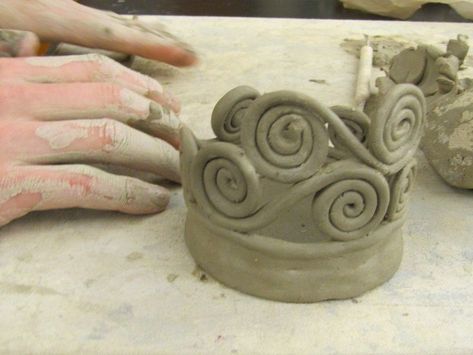 Coiling Pottery, Assiette Design, Coil Pot, Coil Pottery, Art Coquillage, Coil Pots, Beginner Pottery, Pottery Handbuilding, Tanah Liat