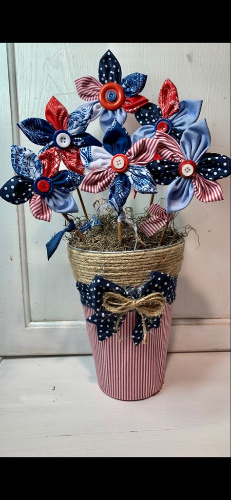 Patriotic Table Decorations, Fouth Of July Crafts, Patriotic Crafts Diy, Patriotic Centerpieces, Patriotic Flowers, Patriotic Projects, Americana Crafts, Fourth Of July Decorations, 4th July Crafts