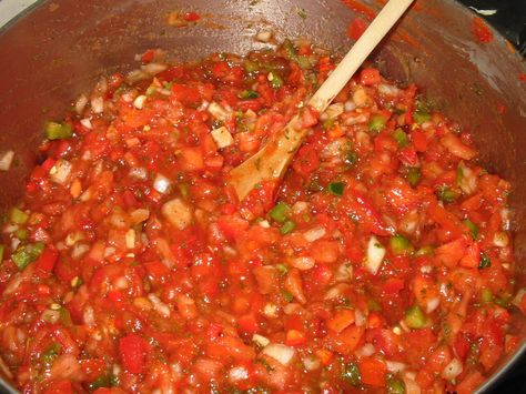 Who doesn’t love homemade Salsa? We often have a pre dinner snack of salsa and tortilla chips, usually with a cold mug of home brewed beer. Here is an awesome Salsa recipe for you to try. Make a small batch to eat fresh or make a large enough batch to can some up to enjoy come Winter. … Homemade Chunky Salsa, Chunky Salsa Recipe, Canned Salsa Recipes, Salsa Canning Recipes, Best Salsa Recipe, Canning Salsa, Homemade Salsa Recipe, Canned Food Storage, How To Make Salsa