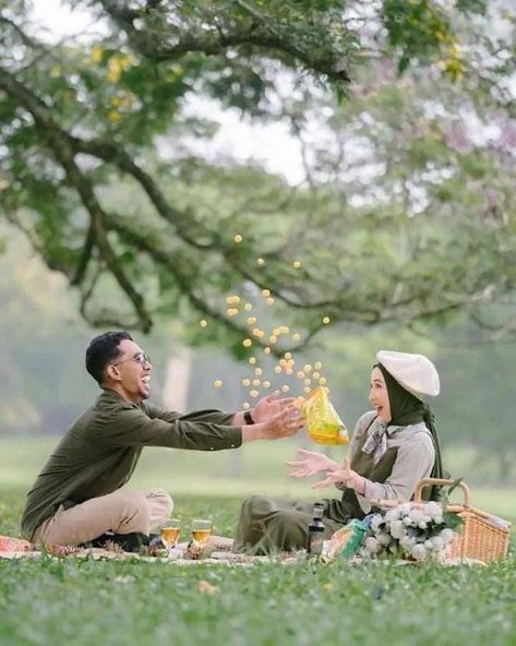 Prewedding Piknik, Picnic Prewedding, Pose Prewedding Outdoor, Pre Nup Photoshoot, Picnic Photoshoot Ideas, Hijabi Couple, Lapangan Golf, Ide Prewedding, Garden Date