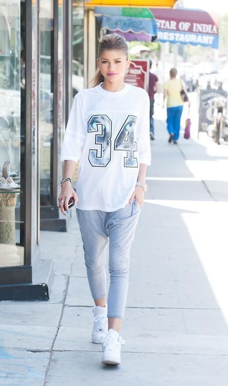 How To Wear Sweatpants Fashionably, How To Wear Sweatpants, Mode Zendaya, Estilo Zendaya, Sweatpants Outfits, Zendaya Outfits, Zendaya Style, Tomboy Chic, Moda Chic