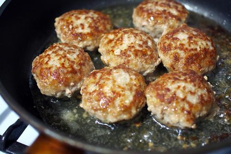 The Juiciest Pork Breakfast Sausage Patties Recipe Ever (You'll Be Surprised Why!) | Breakfast | 30Seconds Food Pork Breakfast Sausage Recipes, Breakfast Egg Casserole Recipes, Pork Breakfast Sausage, Homemade Breakfast Sausage, Breakfast Sausage Recipes, Sausage Patties, German Sausage, Baking Measurements, Patties Recipe