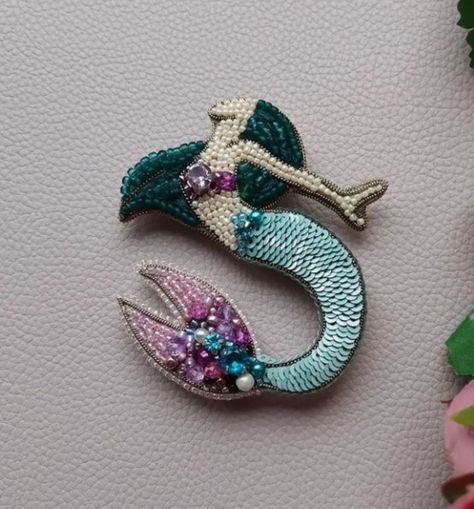 Mermaid Embroidery Patterns, Mermaid Brooch, Mermaid Christmas Ornaments, Mermaid Embroidery, Beaded Mermaid, Simple Hand Embroidery Patterns, Bead Crafts Diy, Hand Beaded Embroidery, Diy Bead Embroidery